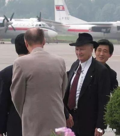 2004年,斯特朗(右二)抵达平壤