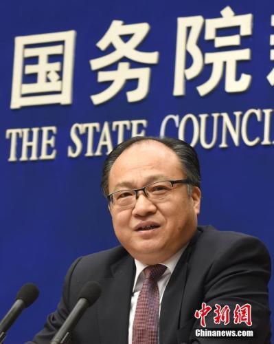 资料图:《政府工作报告》起草组负责人、国务院研究室主任黄守宏