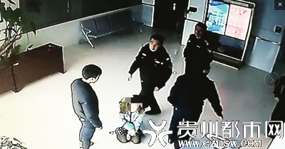 澎湃新闻:大学女教师频遭15岁儿子殴打 在派出所里跪求儿子