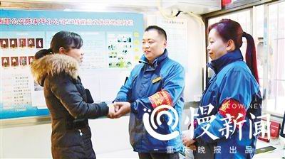 重庆晚报:肿瘤患者乘车丢数千元救命钱 乘客拾得交司机归还