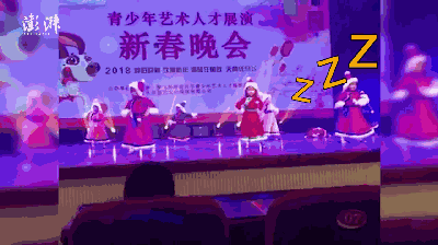 辅导老师和妈妈上台把她叫醒的那一刻,台下的叔叔阿姨都快笑疯了……