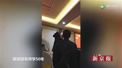 培训班老师称交钱可学50年课程。“我们”视频截图