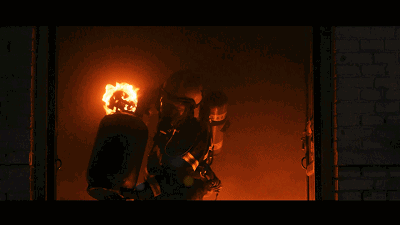 忘记了危险和恐惧 那一抹橙色背影 穿越过生死的边际 只因为我们和你