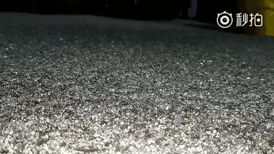 的近似球状(有时呈圆锥形)的,有雪状结构的冰相粒子组成的固态降水,是