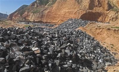 2017年9月11日，环保志愿者在山神沟内拍摄的多处废阴极炭块堆放点。