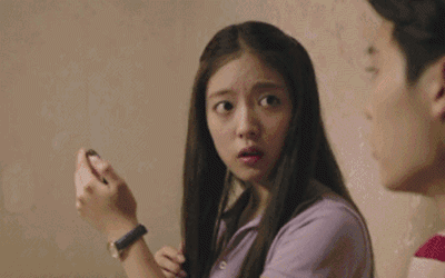 那个著名的gif动图就是出自她和李钟硕合作的电影《热血青春》