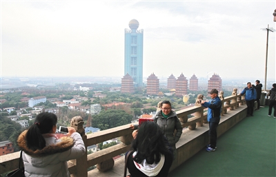 2017年12月9日，游客在华西村华西金塔参观游览。图/视觉中国