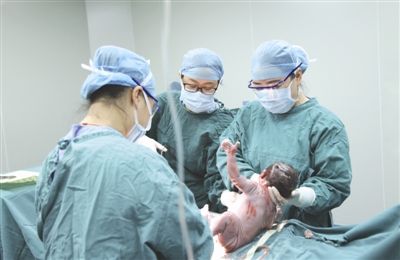 子宫破裂产妇刚出生的婴儿给医护人员"点赞 图由医院提供