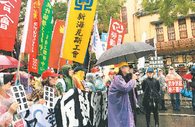 图为劳工团体在台立法机构门前抗议,要求撤回“劳基法”草案。本报记者 柴逸扉 摄