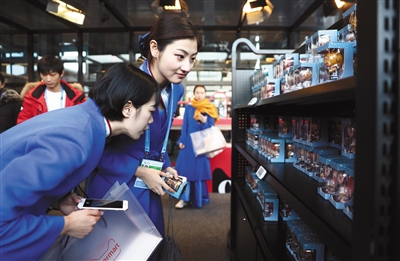 12月5日，两位志愿者在第四届世界互联网大会天猫无人超市内选购商品。新京报记者 李冬 摄