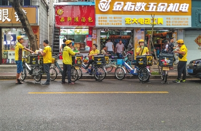 2017年6月19日,深圳,路边的外卖配送员。前日,深圳对外卖配送员交通违法推出“史上最严”新规。图/视觉中国