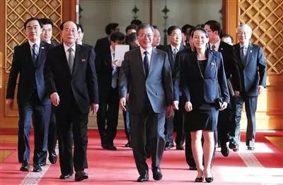 ▲2月10日,韩国首尔,文在寅(中)与金永南(左)、金与正(右)出席午餐会。图片来自视觉中国