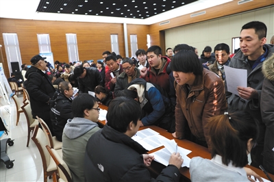 昨日，在顺义区天竺镇举办的招聘会上，求职者询问情况。新京报记者 王飞 摄