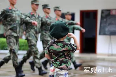 小朋友敬礼被嘲笑?军人家的孩子们不干了