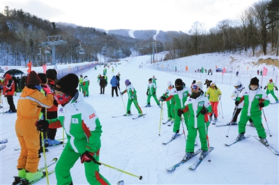 2017年12月4日，哈尔滨，亚布力滑雪旅游度假区白雪皑皑，吸引了大批游客体验滑雪之乐。 资料图片/视觉中国