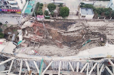南京一在建工地基坑坍塌