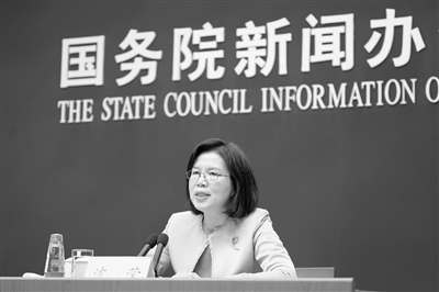 1月17日，国务院国有资产监督管理委员会总会计师沈莹在回答记者提问。新华社记者 沈伯韩 摄