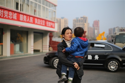 周芳芳和孩子。怎么面对今后的生活?她说“过段时间再考虑”