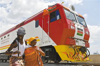 中国公司承建的肯尼亚蒙内铁路去年5月底开通以来，带动了肯尼亚经济发展和沿线民众生活的改善。图为肯尼亚民众在蒙内铁路内燃机车旁载歌载舞。新华社记者 孙瑞博摄