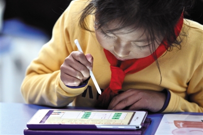 教育类APP只是学习工具的一种，家长不必限制孩子使用移动终端，但也不要过度迷信软件的功效。 图/视觉中国