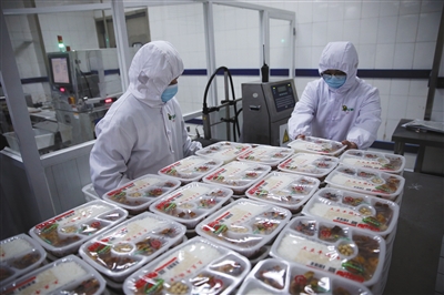 2月6日，X光检测仪对出厂的每一份盒饭进行检查。