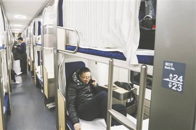 新型双层纵向卧铺动车投入春运