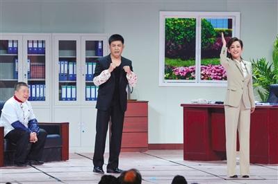 在舞台上的孙涛,今年又一次登上了春晚的舞台,并带来了小品《提意见》