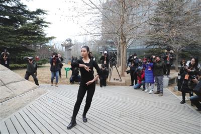 北京电影学院考试结束后，考生在空地上表演展示。