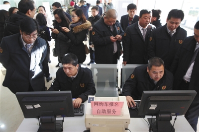 2016年12月22日，网约车管理办法出台后，司机在北京市交通委运管局报名网约车考试。 资料图片/李飞 摄