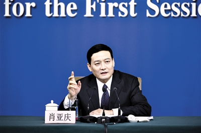 3月10日，十三届全国人大一次会议新闻中心举行记者会，邀请国务院国资委主任肖亚庆、副秘书长兼新闻发言人彭华岗就“国有企业改革发展”相关问题回答中外记者提问。这是肖亚庆回答记者提问。 新华社记者 王鹏 摄