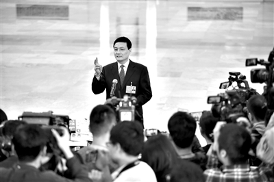 3月13日,国务院国资委主任肖亚庆在“部长通道”接受采访。 新华社记者 金立旺 摄