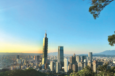 俯瞰台北市,密密麻麻的住宅中,难有年轻人的容身之所。