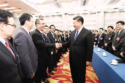 3月4日下午，中共中央总书记、国家主席、中央军委主席习近平看望参加全国政协十三届一次会议的民盟、致公党、无党派人士、侨联界委员，并参加联组会，听取意见和建议。中共中央政治局常委、全国政协十三届一次会议主席团会议主持人汪洋参加看望和讨论。 新华社记者 李学仁 摄