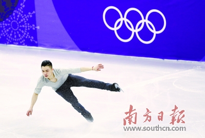 中国选手闫涵在花样滑冰团体项目男子单人滑短节目比赛中。