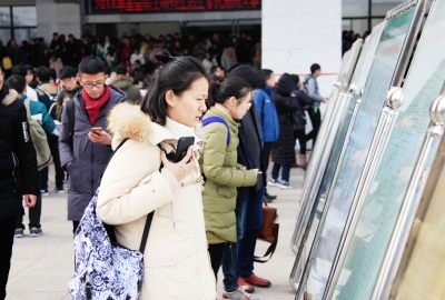 9000多人扬大考点赶考研究生 十九大报告进政