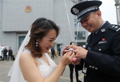 女子监狱大门外向狱警男友求婚 带着准公公准婆婆