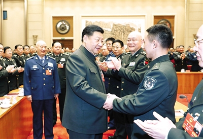 3月12日上午,中共中央總書記、國家主席、中央軍委主席習近平出席十三屆全國人大一次會議解放軍和武警部隊代表團全體會議。這是會議開始前,習近平親切接見與會代表。新華社記者 李剛 攝