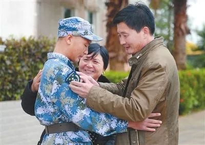 军人坐火车被埋怨不让座…中国军人,不应该被