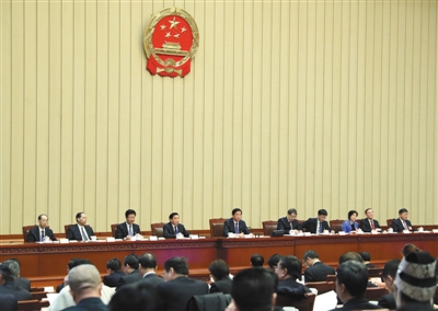 昨日,十三届全国人大一次会议主席团在北京人民大会堂举行第一次会议。 新华社记者 鞠鹏 摄