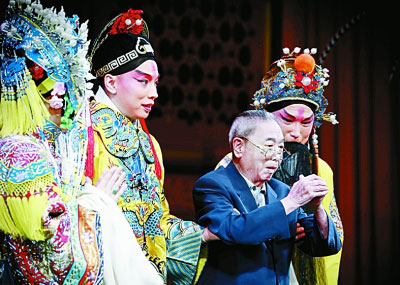 谭门三代人在演出现场(右起谭孝曾,谭元寿,谭正岩.婉拉黛摄