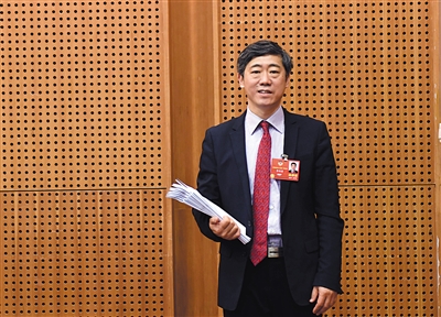 3月10日,铁道大厦,全国政协委员李稻葵接受媒体采访。新京报记者 陶冉 摄