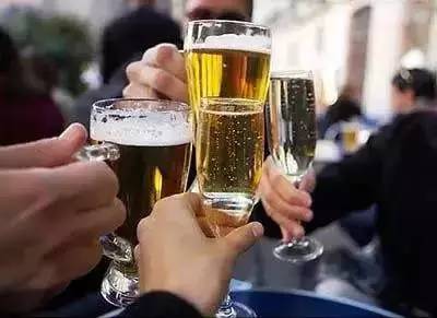 代喝!白酒三斤起.网友:喝死算谁的?|滴滴|酒驾|敲