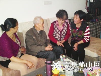 尹文宪老人与女儿在一起。