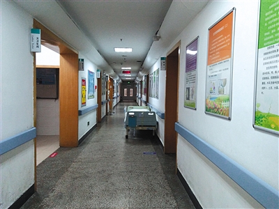 2017年12月16日，山东某公立医院关节科住院部走廊，病床仍有一半以上是空的。