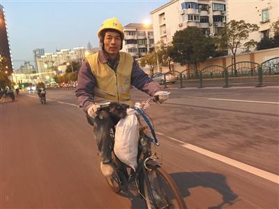 葛远征骑着二手自行车回板房宿舍。新京报记者 罗芊 摄