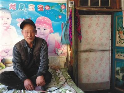 张雨来是交通事故中的伤者。车祸后,他的腿瘸了,头一直疼。新京报记者 李兴丽 摄