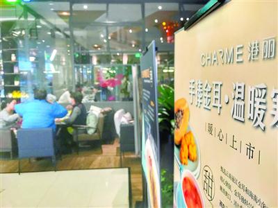 港麗港匯店對自帶酒水收100元酒水服務費 /晨報記者 朱影影