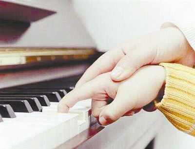 工人日报:钢琴培训猫腻:小孩学两年不识谱 1.5万租来冒牌琴