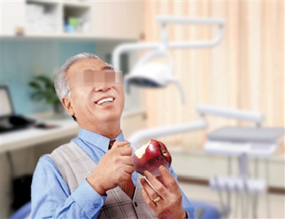 奇!62岁满口残牙根,当天种牙当天啃苹果