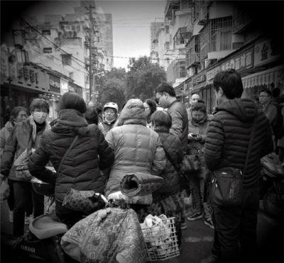 钱宝最新消息:起底钱宝网七年大骗局:600万元本金7年滚到1.4亿元 2018年元旦, 钱宝网的一部分投资者聚集在南京市公安局旁边一起商讨对策。《中国经济周刊》记者 刘照普 摄